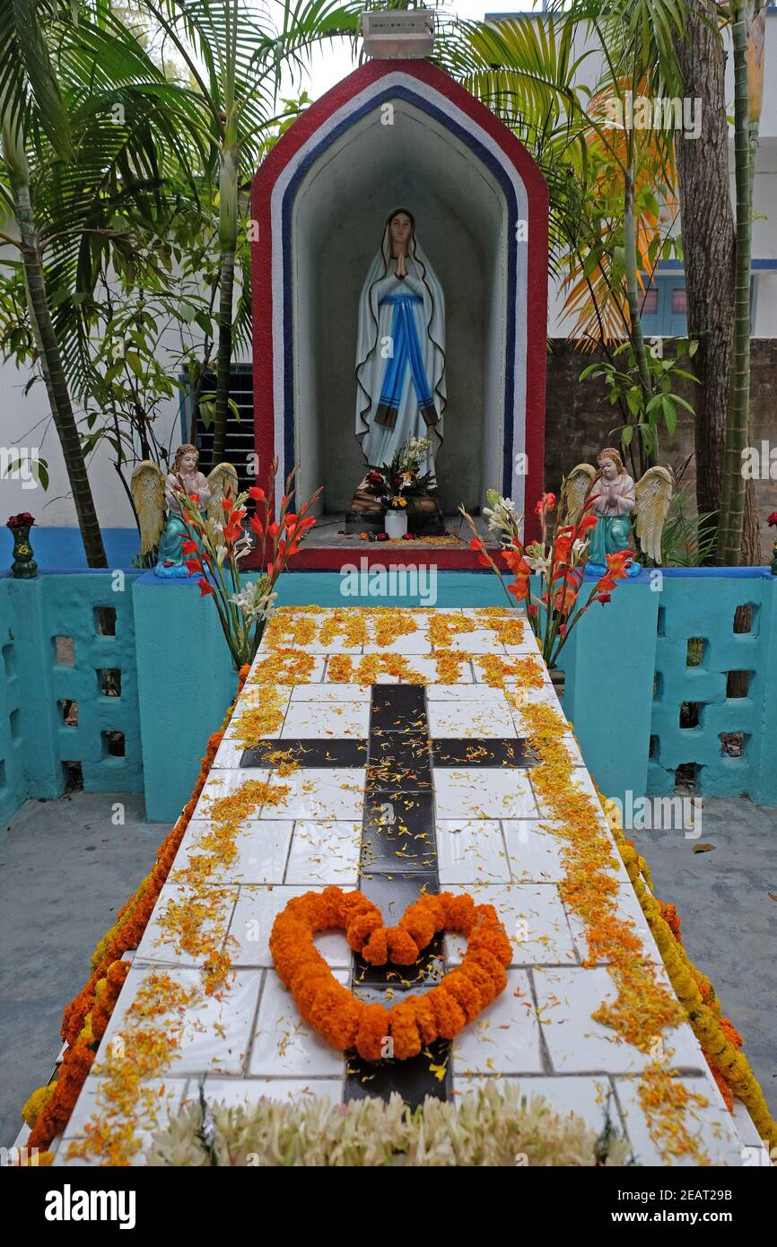 Das Grab eines kroatischen Missionars, des jesuitischen Vaters Ante Gabric, wurde anlässlich seines 105. Geburtstags in Kumrokhali, Westbengalen, Indien, dekoriert Stockfoto