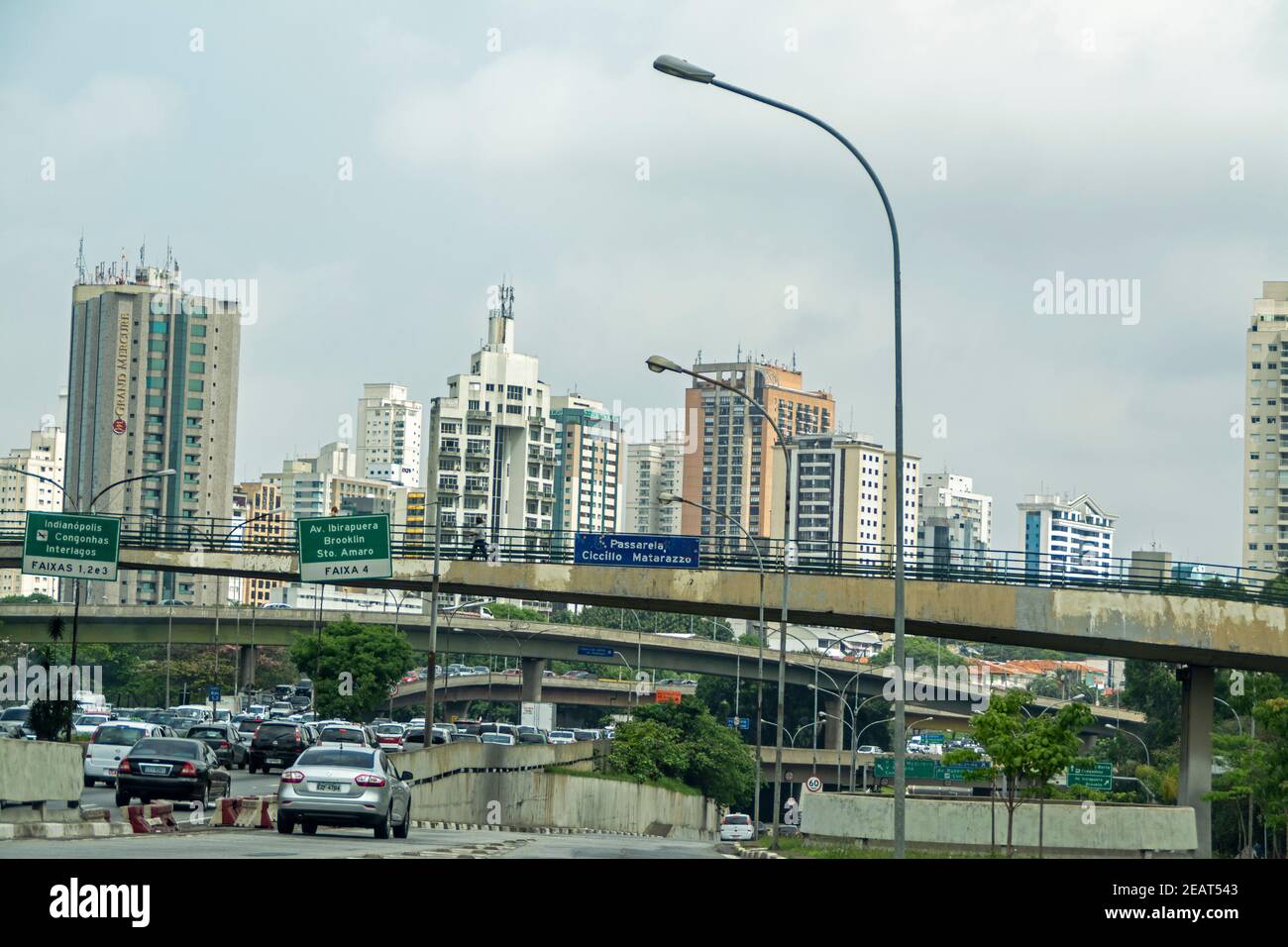 Skyline der Innenstadt von Sao Paulo mit seinen Handels-und Finanzwesen Bezirke neben Parque do Ibirapuera (Ibirapuera Park) in Brasilien Stockfoto