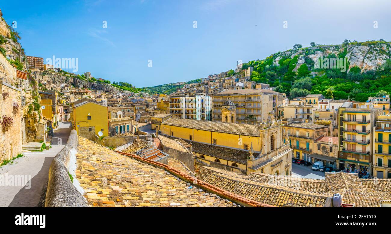 Luftaufnahme von Modica mit Chiesa di Santa Maria di Betlem, Sizilien, Italien Stockfoto