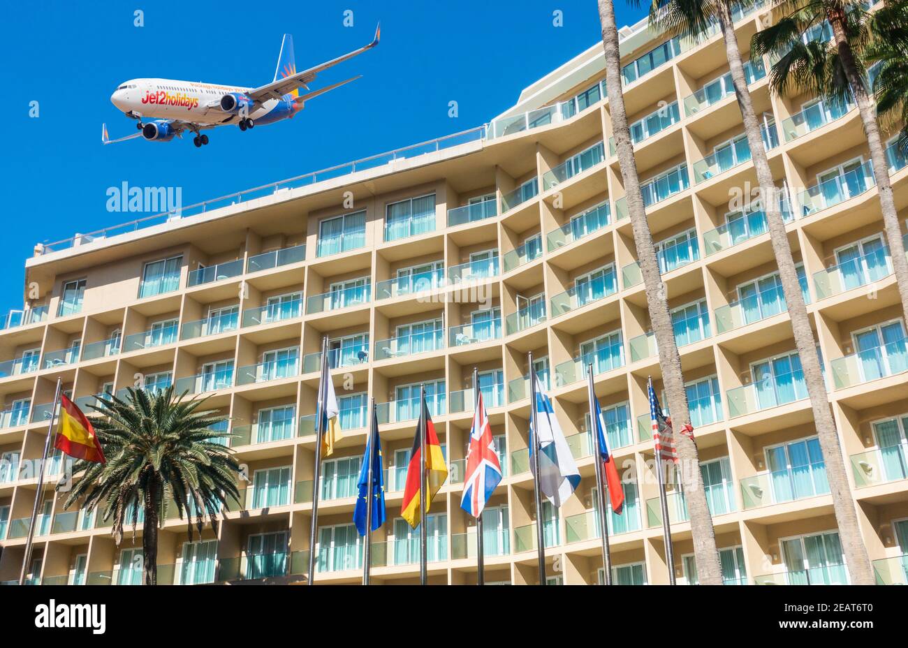 Zusammengesetztes Bild von Jet2.com Flugzeugen, die über das Hotel fliegen. Quarantäne-Hotel, Coronavirus, Covid-Konzept. Stockfoto