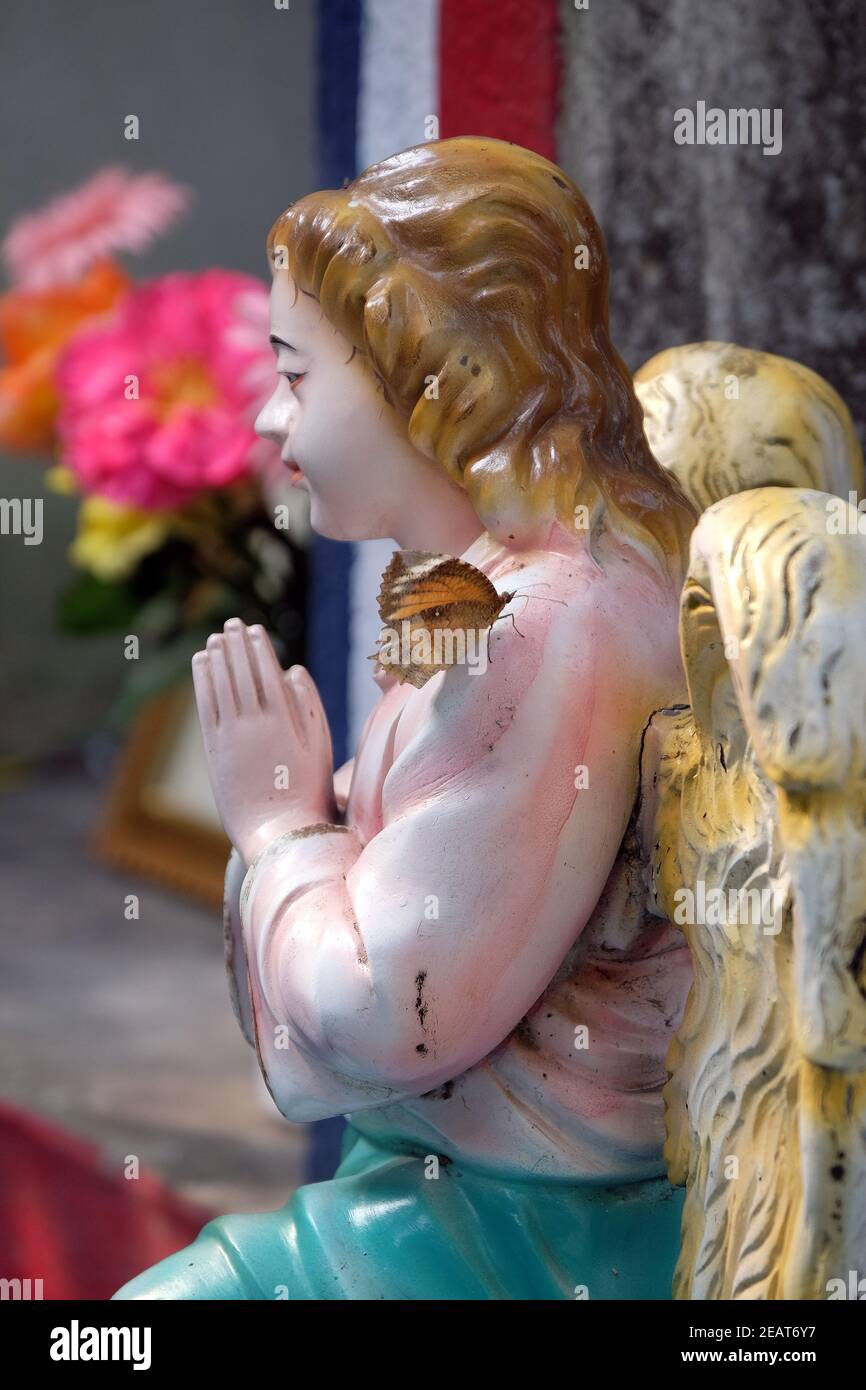 Engel am Grab des kroatischen Jesuitenmissionars Ante Gabric hinter der katholischen Kirche in Kumrokhali, Westbengalen, Indien Stockfoto