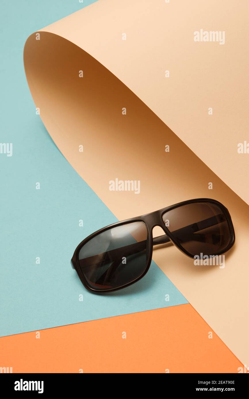 Sonnenbrille Sommer minimalistische Kunst auf Pastellfarben stilisierten  Hintergrund Stockfotografie - Alamy