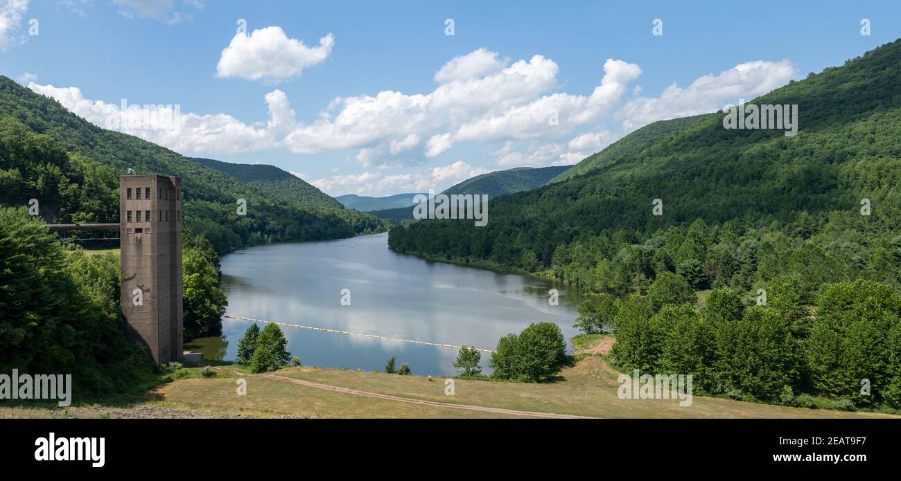 Schöne Aufnahme des George B Stevenson Staudammreservoirs in Austin, Pennsylvania Stockfoto