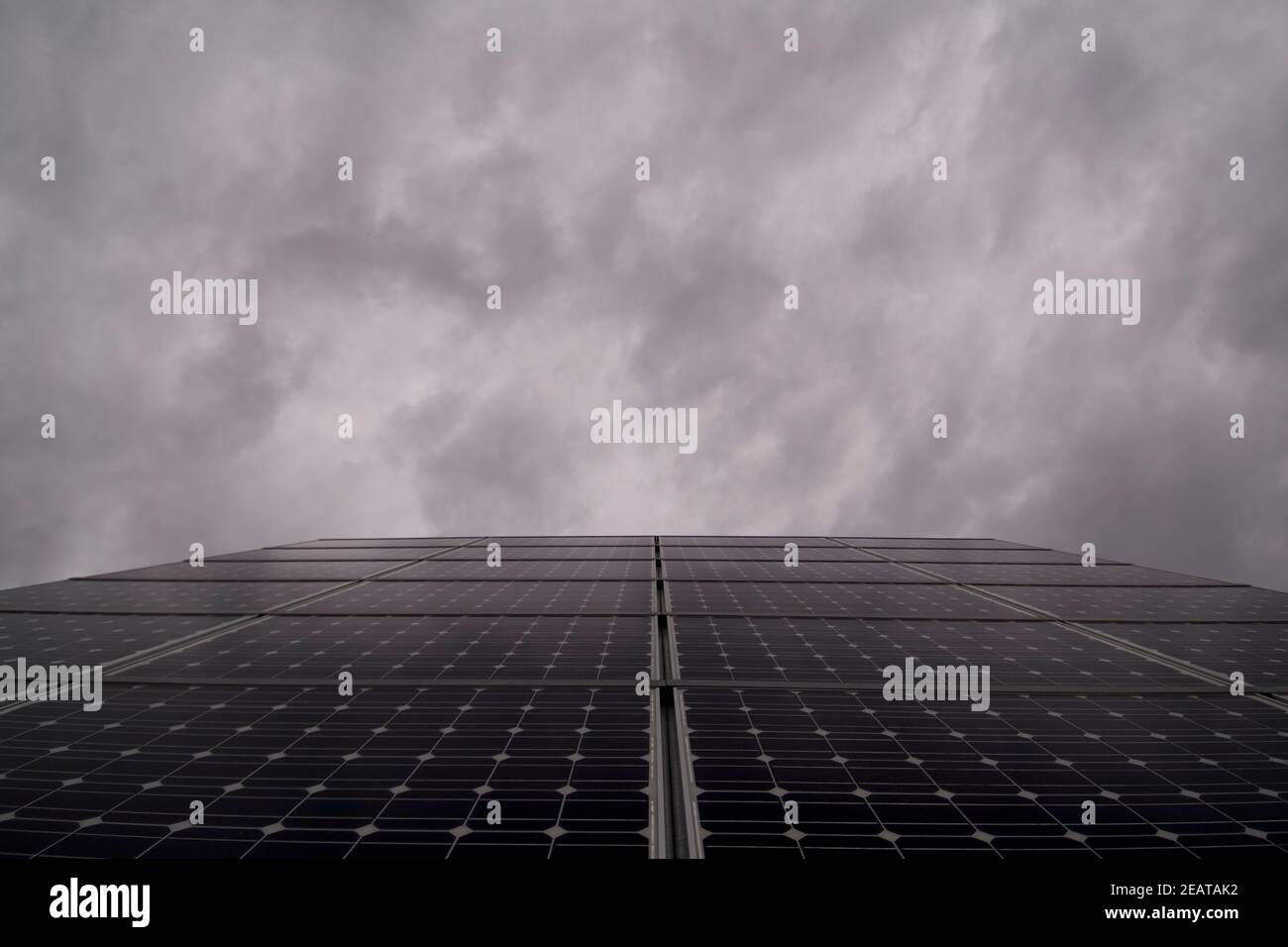 Solar-Tracker im Photovoltaik-Feld unter bewölktem Himmel Stockfoto