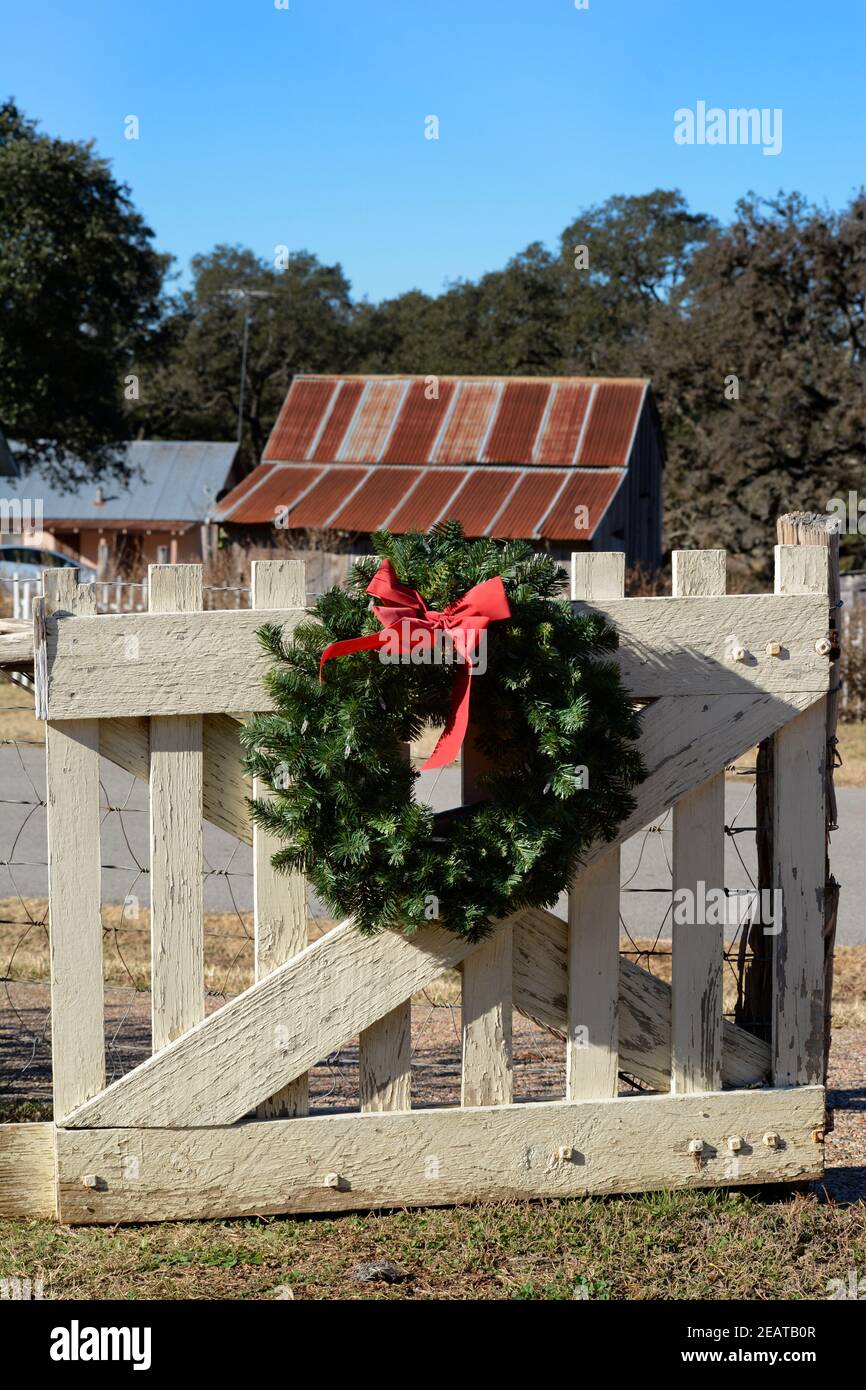 Am Eingangstor des historischen Boyhood-Hauses des ehemaligen Präsidenten Lyndon Baines Johnson in Johnson City, Texas, hängt ein Weihnachtskranz. Stockfoto