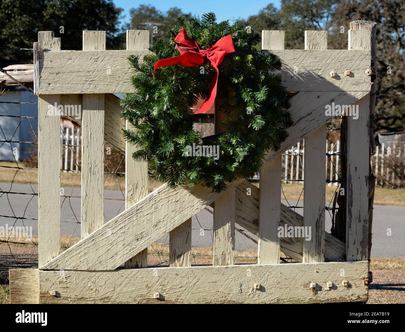 Am Eingangstor des historischen Boyhood-Hauses des ehemaligen Präsidenten Lyndon Baines Johnson in Johnson City, Texas, hängt ein Weihnachtskranz. Stockfoto