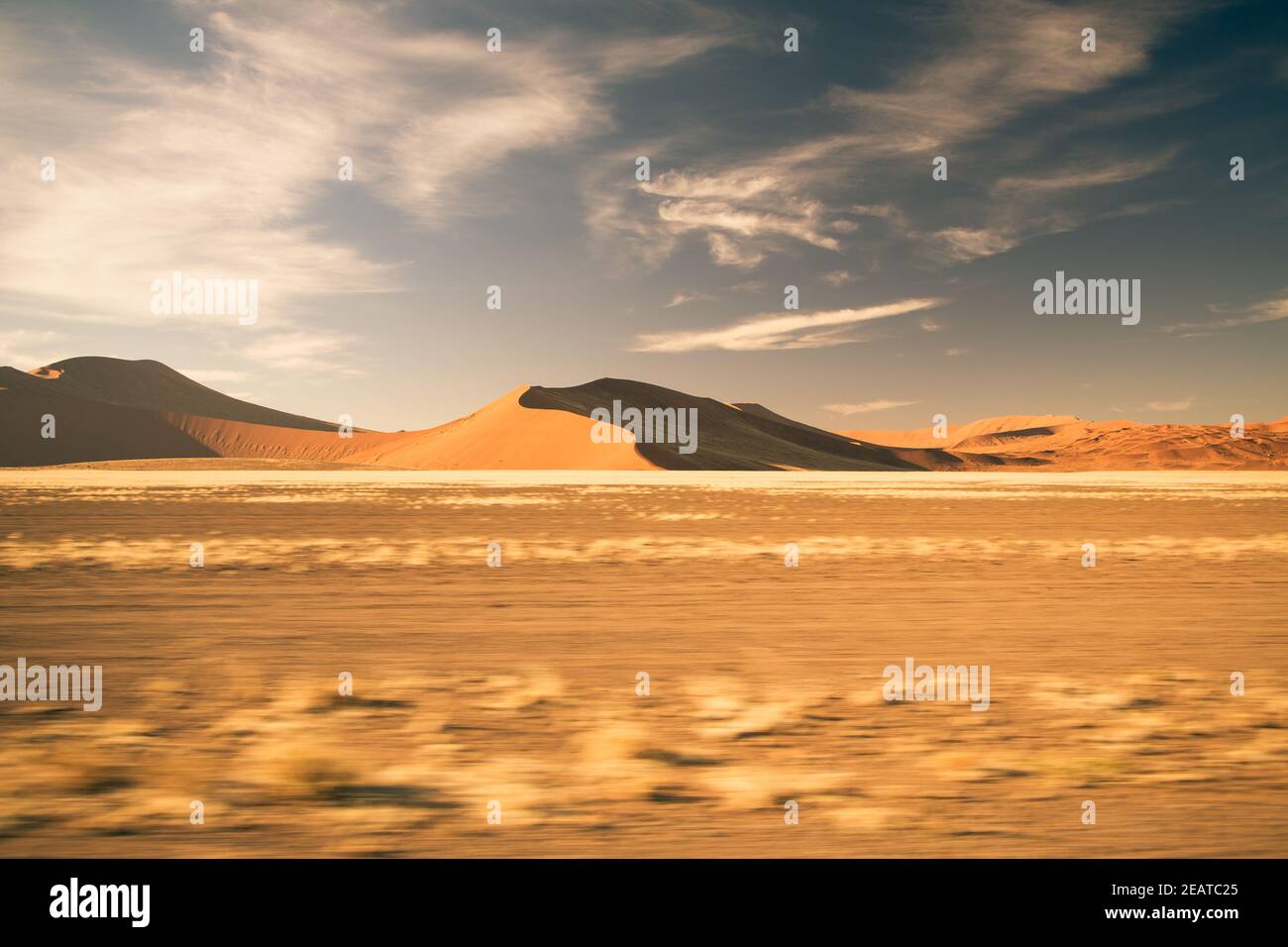 Namibische Wüstenlandschaft mit dramatischem warmen Licht Stockfoto