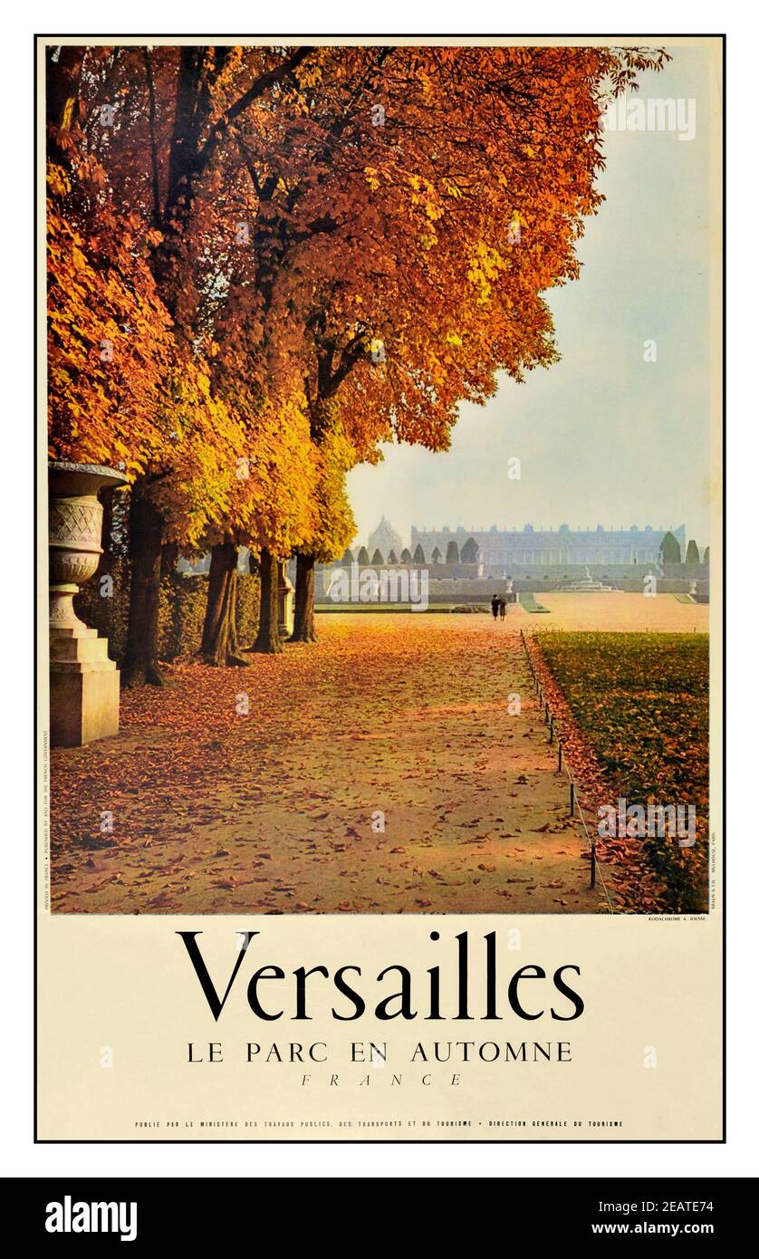REISEPOSTER VERSAILLES GARDEN PARK HERBST FRANKREICH Vintage-Reiseposter, das Chateau Versailles in Frankreich als Reiseziel promoting. Die Gärten von Versailles - Jardins du Chateau de Versailles - nehmen einen Teil dessen ein, was einst das Domaine Royal de Versailles, das königliche Grundstück des Schlosses von Versailles, war. Westlich des Palastes gelegen, erstrecken sich die Gärten auf rund 800 Hektar Land, von denen ein Großteil im klassischen französischen Stil gestaltet ist, der hier von Andre Le Notre perfektioniert wurde. Stockfoto