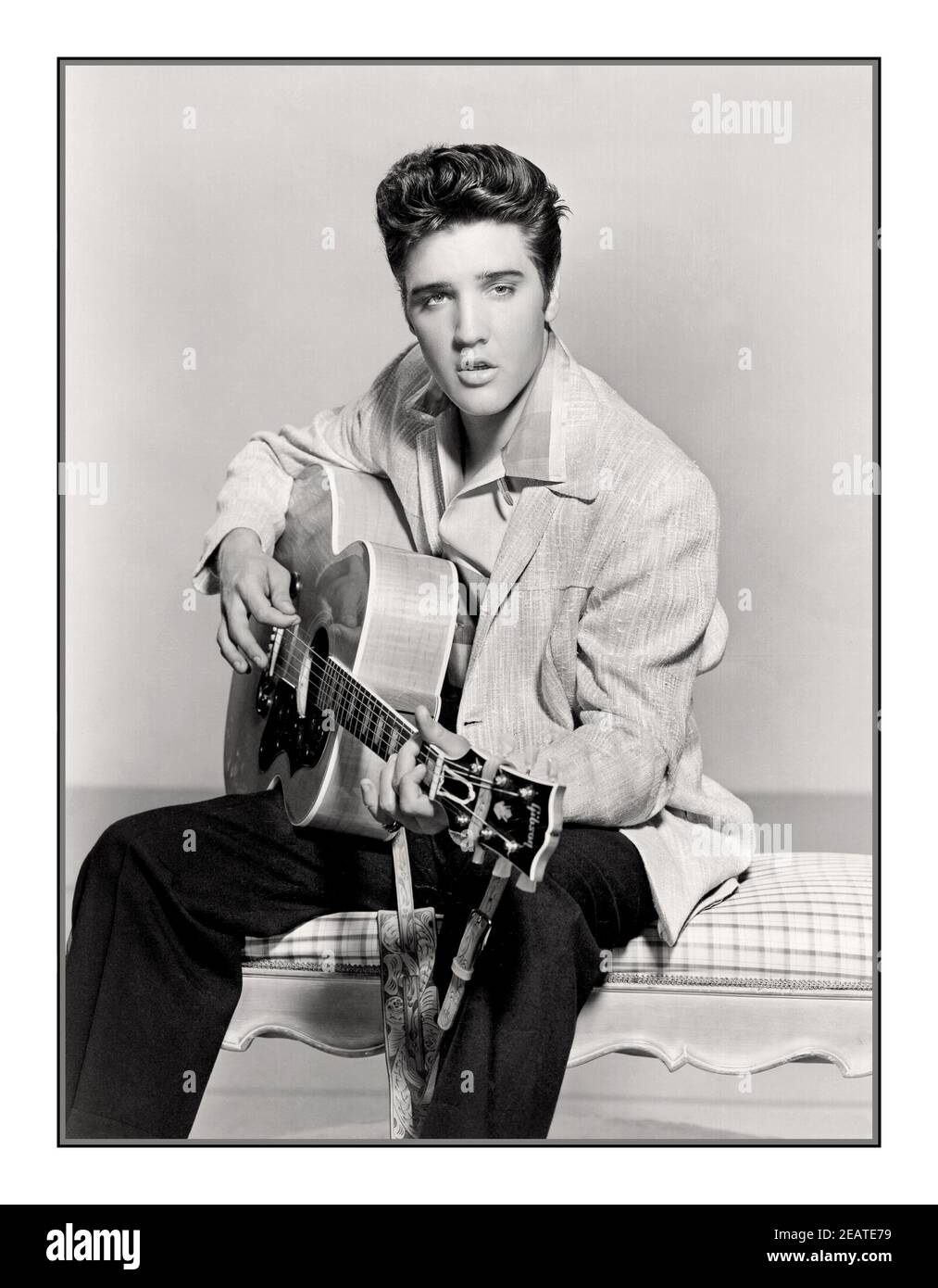 Elvis Presley 1950 s s B&W Publicity Studio still. King of Rock & Roll Holding spielt eine Gitarre, posiert für Werbefoto still America USA. Elvis Aaron Presley (8. Januar 1935 – 16. August 1977), auch einfach als Elvis bekannt, war ein amerikanischer Sänger, Musiker und Schauspieler. Er gilt als eine der bedeutendsten kulturellen Ikonen des 20. Jahrhunderts und wird oft als der "König des Rock and Roll" oder einfach "der König" bezeichnet. Stockfoto