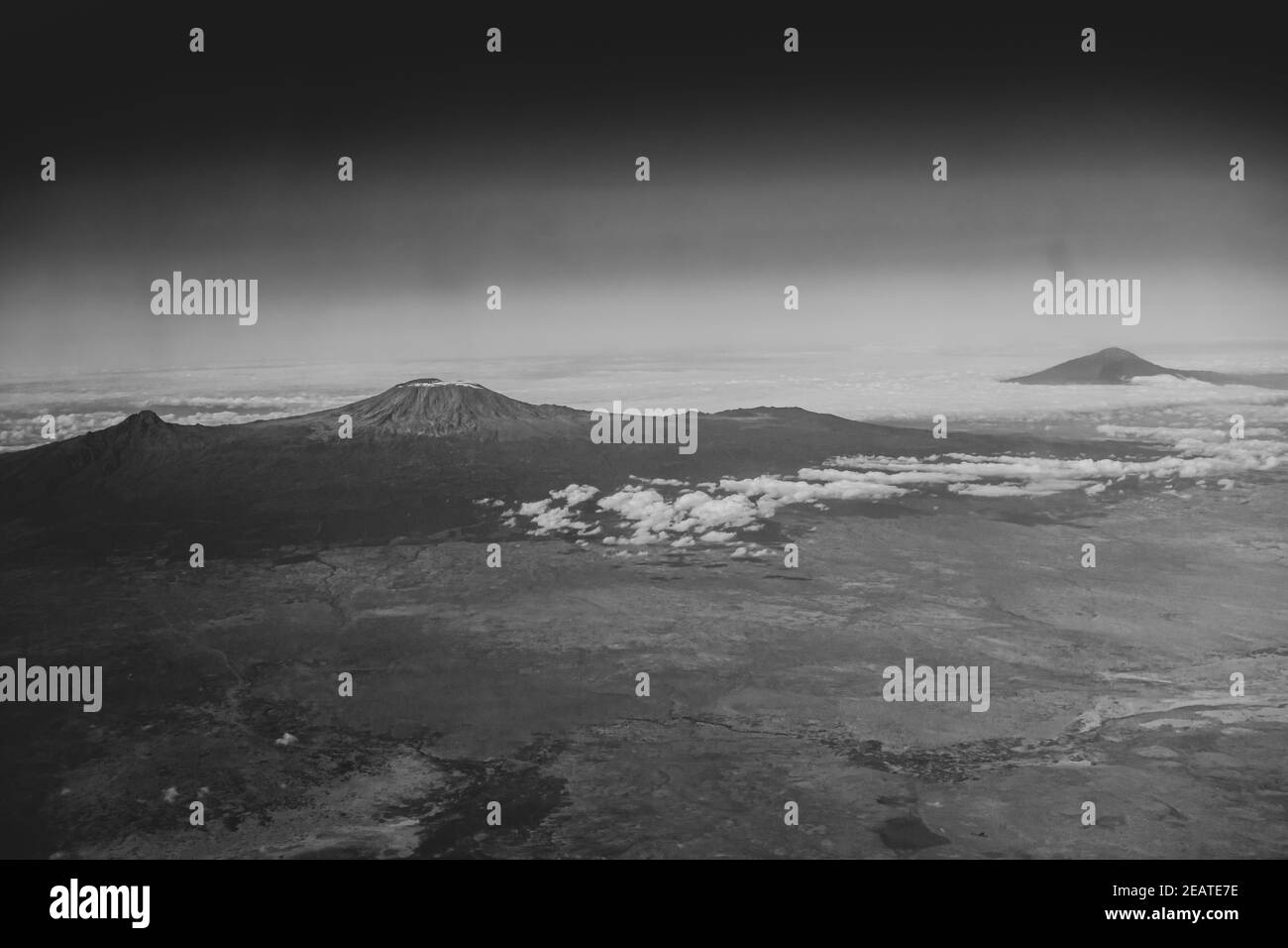 Der Kilimandscharo vom Flugzeugfenster aus Stockfoto