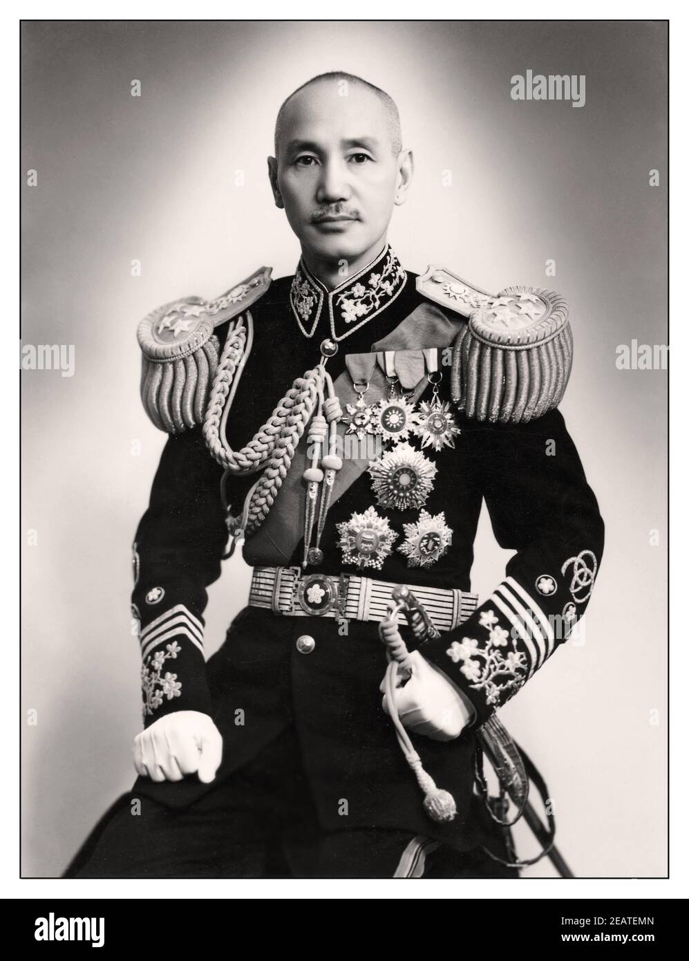 1940er Weltkrieg Chiang Kai-shek Vorsitzender der nationalen Regierung der Republik China 1943 formelles Studio Porträt von Chiang Kai-shek in offizieller Uniform, Führer von Taiwan Chiang Kai-shek (31. Oktober 1887 – 5. April 1975) auch bekannt als Chiang Chung-cheng und über Mandarin als Chiang Chieh-Shih und Jiang Jieshi umgestaltet, war ein chinesischer nationalistischer Politiker, Revolutionär- und Militärführer, der zwischen 1928 und 1975 als Führer der Republik China diente. zuerst in Festlandchina bis 1949 und dann in Taiwan bis zu seinem Tod. Stockfoto