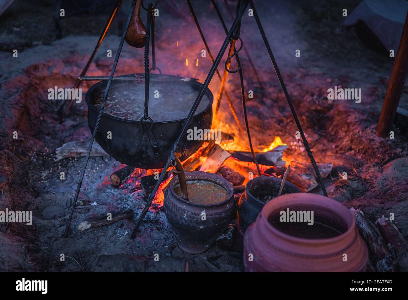 Kochender Kessel mit mysteriöser Kokoktion in der Kupala Nacht Stockfoto