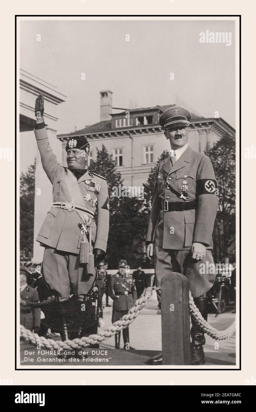 HITLER MUSSOLINI 1937 Führer Adolf Hitler Nazi Deutschland und El Duce Benito Mussolini Diktator Facist Italien zusammen mit der Überschrift "die Garanten der Friedenspropaganda Postkarte Stockfoto