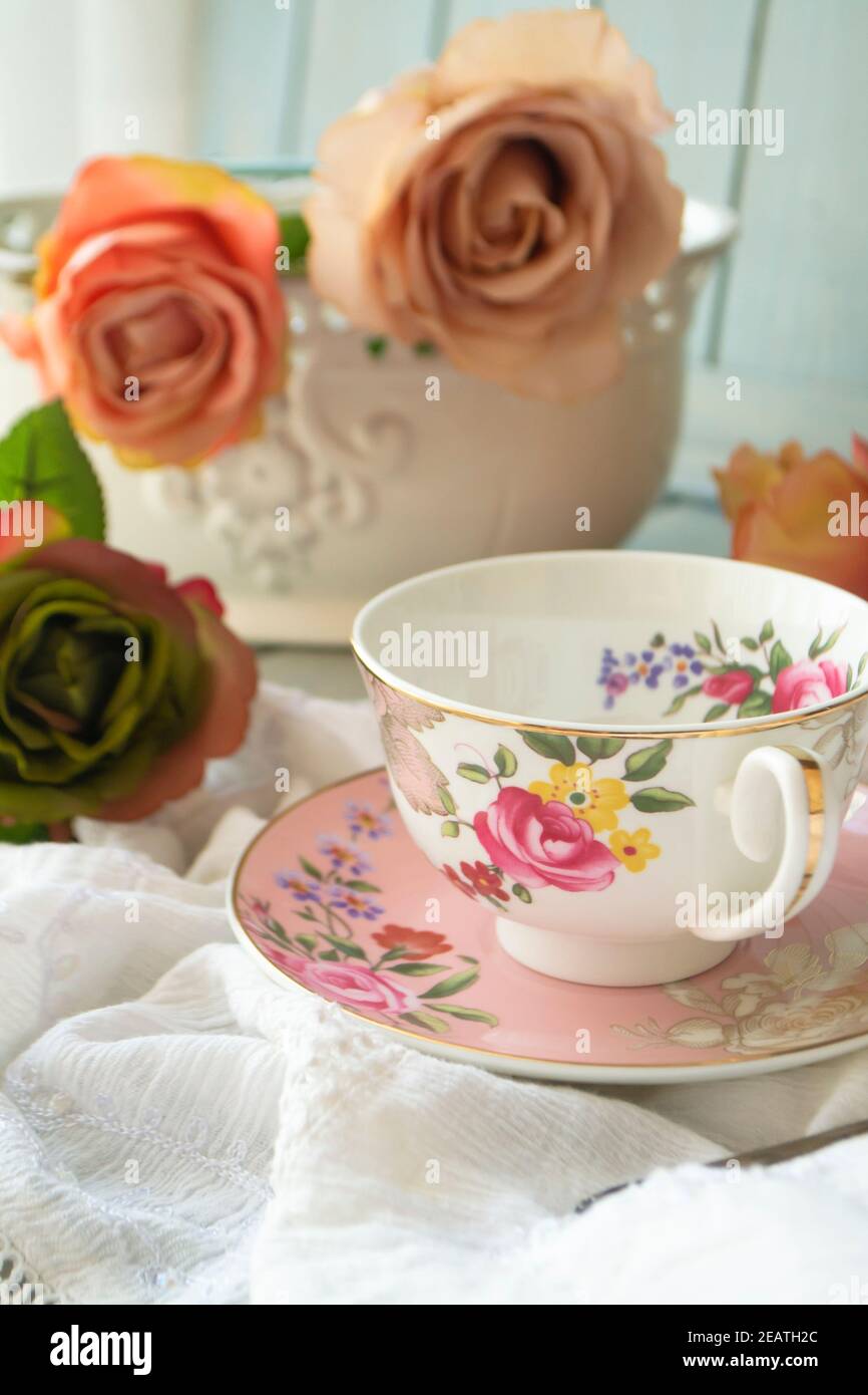 Stillleben mit einem Bouquet von Vintage-Rosenblüten und Teetasse Stockfoto