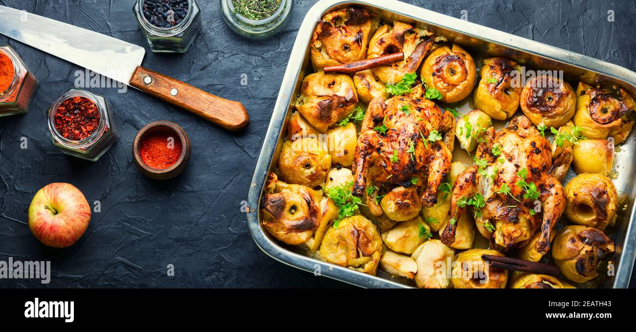 Gebackenes Rebhuhn mit Apfel Stockfoto