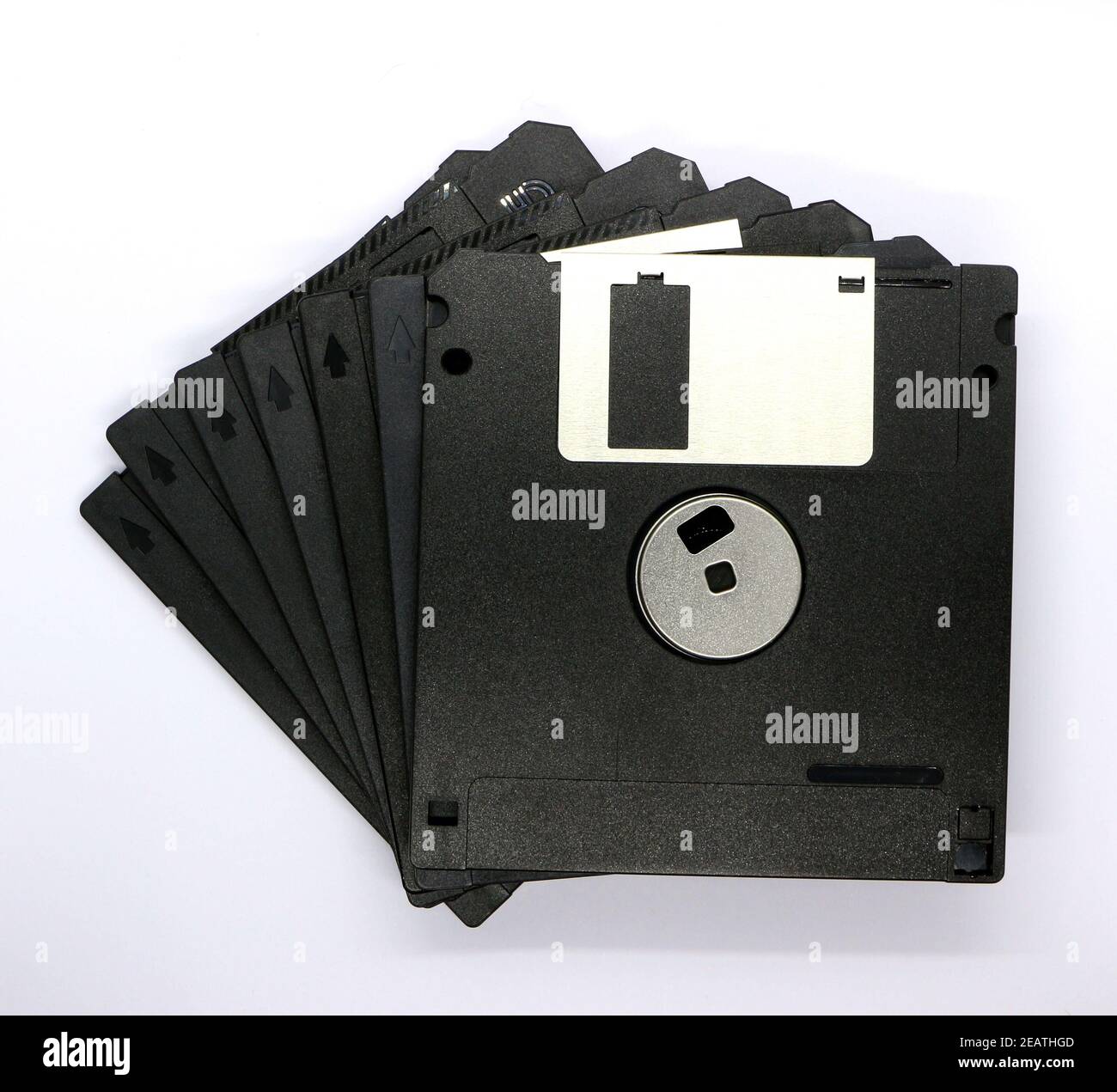Foto eines Stapels von sieben alten gebrauchten TDK-formatierten HD-Mikrodisketten auf weißem Hintergrund Stockfoto