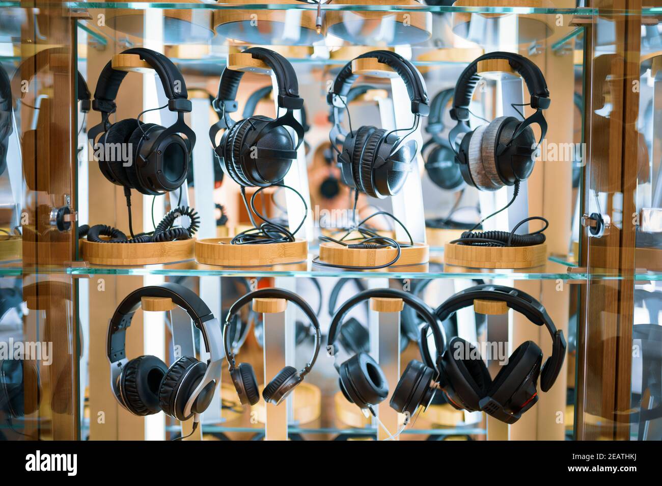 Kopfhörer auf der Vitrine im Audio-Shop, niemand Stockfotografie - Alamy