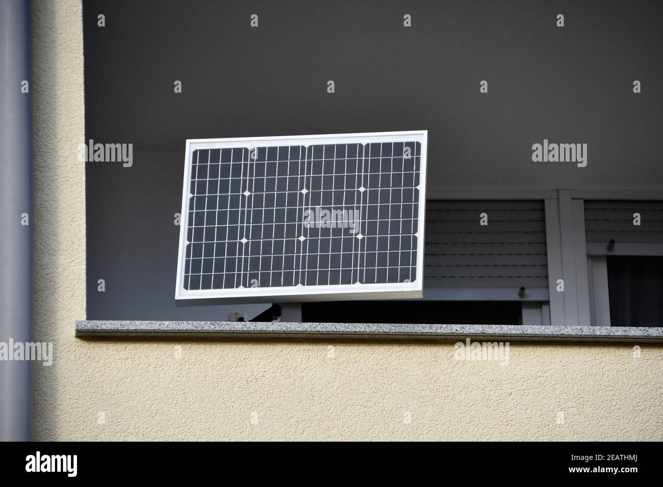 Stecker-Solaranlage auf einem Balkon erzeugt Strom aus Sonnenlicht Stockfoto