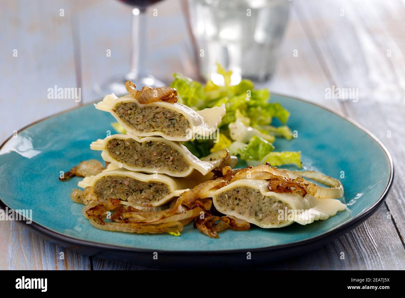 Hälften schwäbischer maultaschen Stockfoto