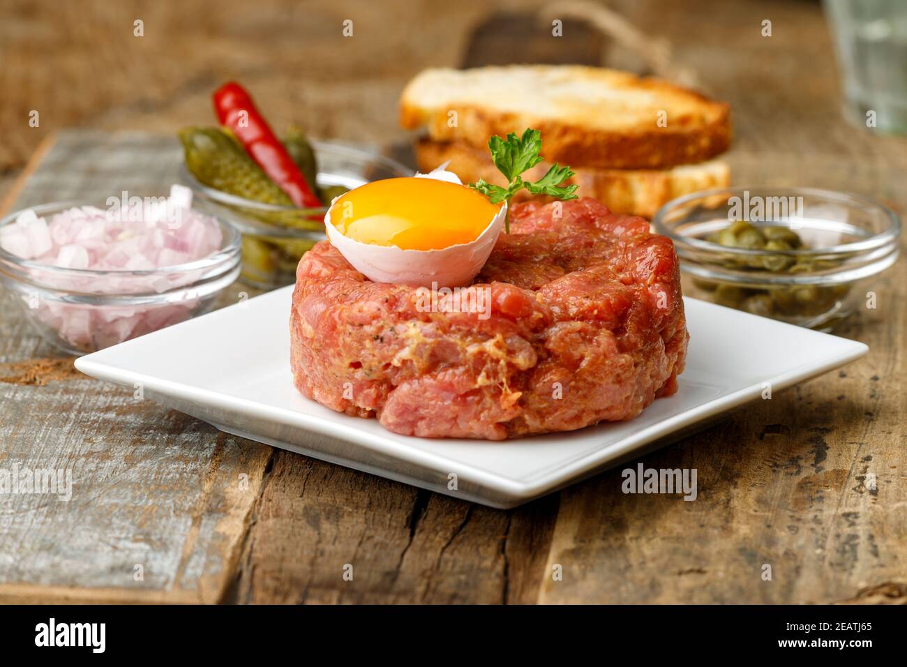 Steak Tartar mit Ei Stockfoto