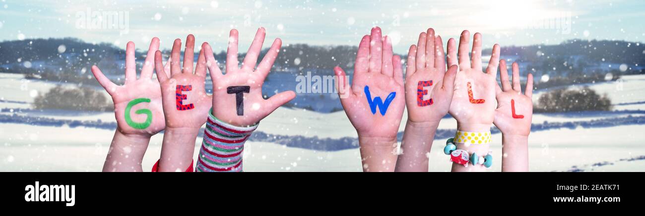 Kinder Hände Gebäude Wort Erhalten Gut, Verschneiten Winter Hintergrund Stockfoto