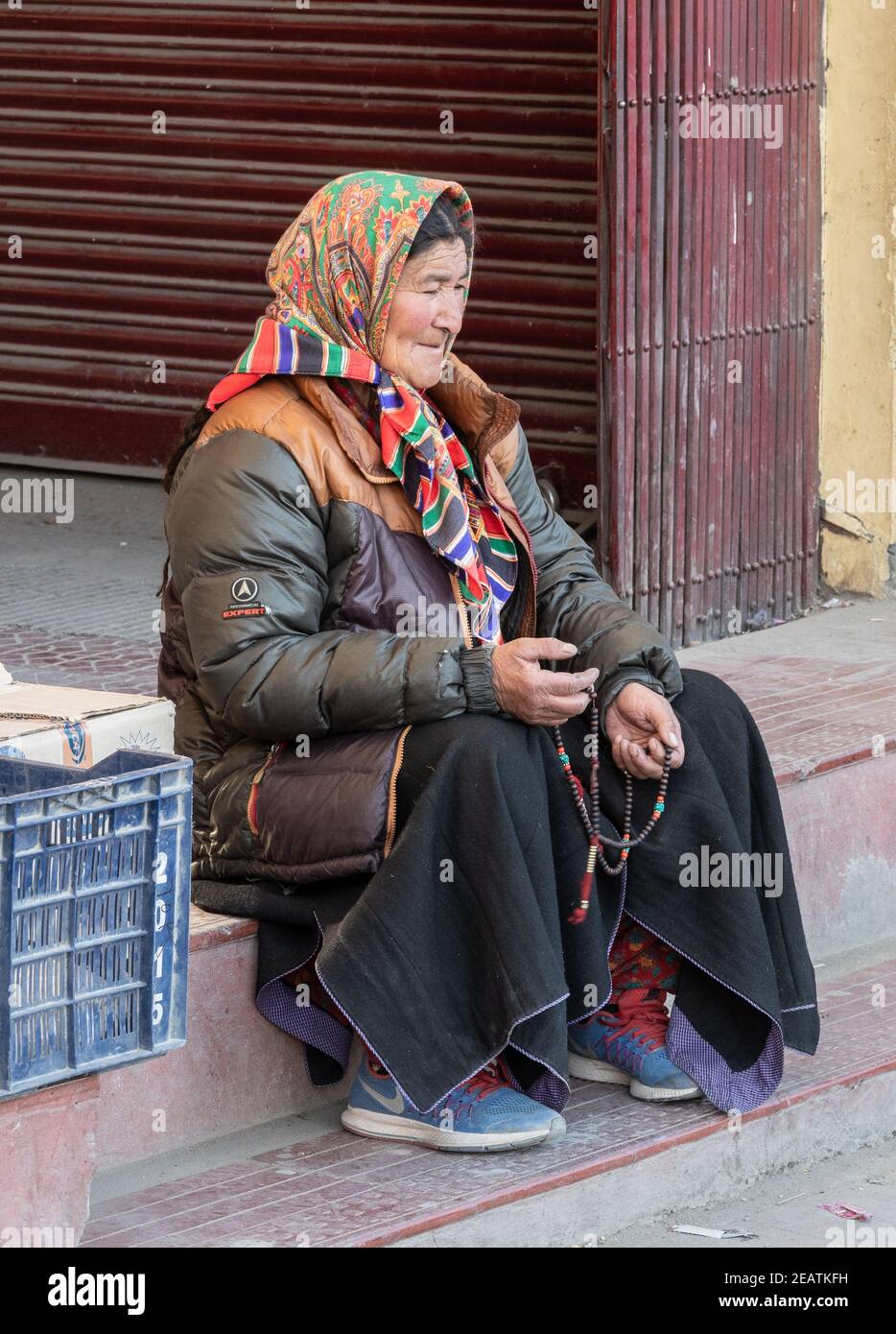 Lokale Frau mit Perlen in Leh, Ladakh, Stockfoto