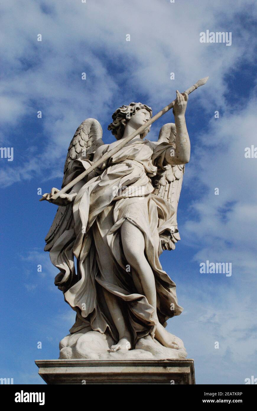 Engel mit Lanze auf der Engelsbrücke in Rom. Stockfoto