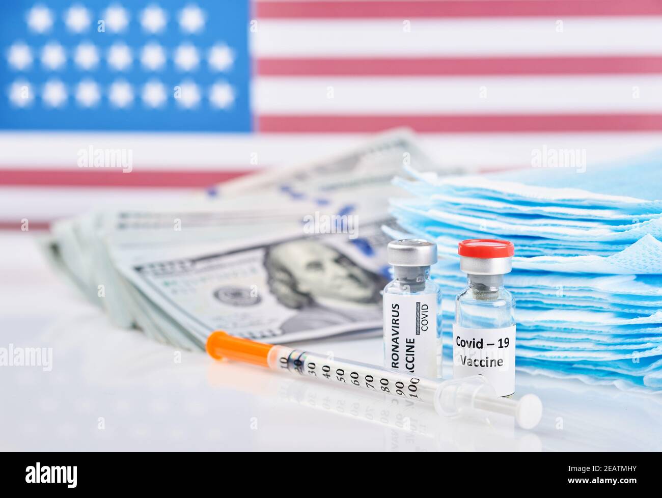 Coronavirus, covid-19-Impfstoff vor dem Hintergrund der Flagge der USA und Geldkrankheit Vorbereitung für klinische Studien am Menschen Impfschuss, Medizin conce Stockfoto