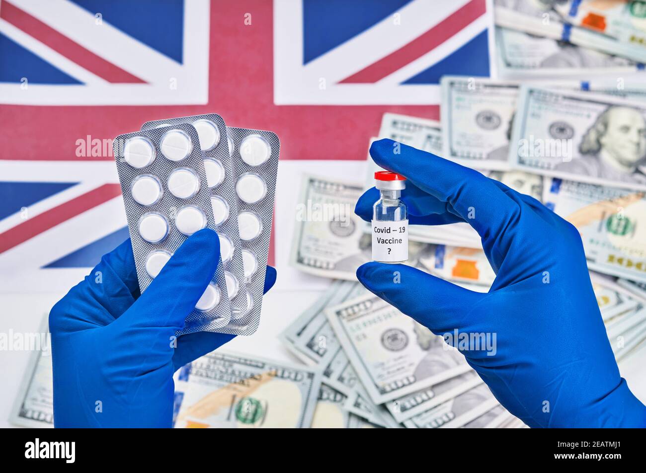 Forscher Hand in blauen Handschuhen mit Coronavirus, covid-19-Impfstoff vor dem Hintergrund der Flagge Englands und Geldkrankheit Vorbereitung für menschliche clini Stockfoto