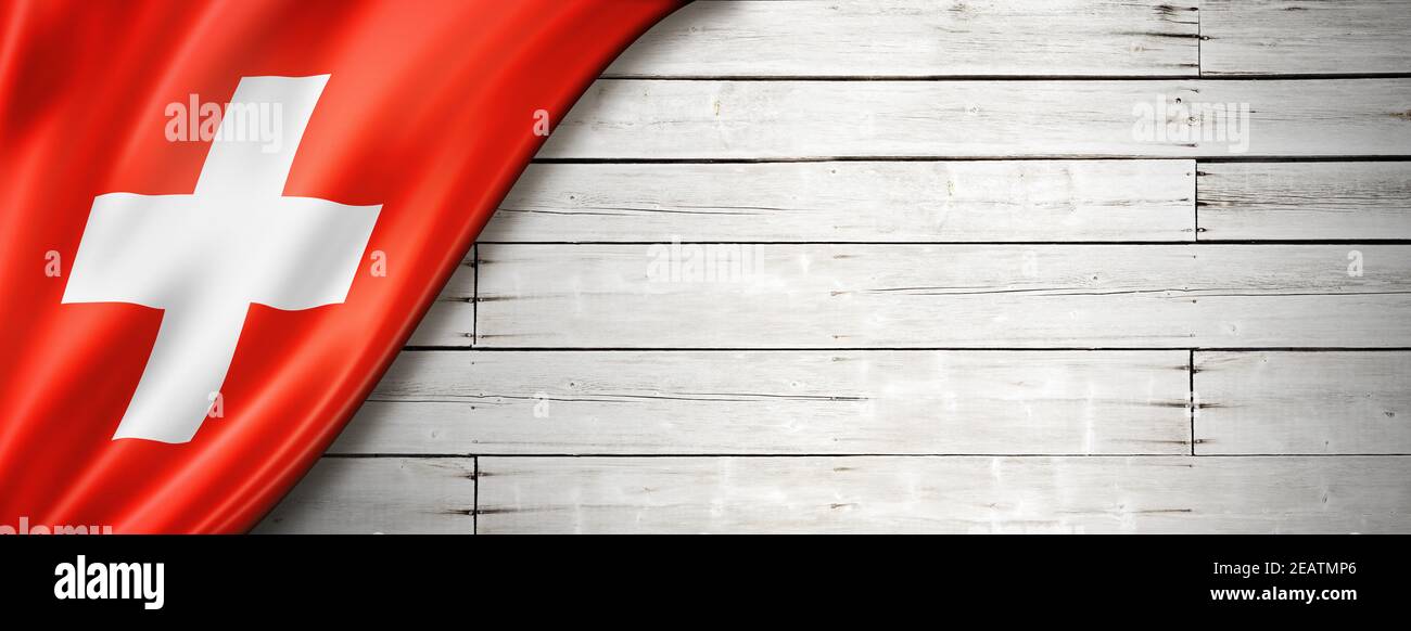 Schweizer Flagge auf altem weißen Wandbanner Stockfoto