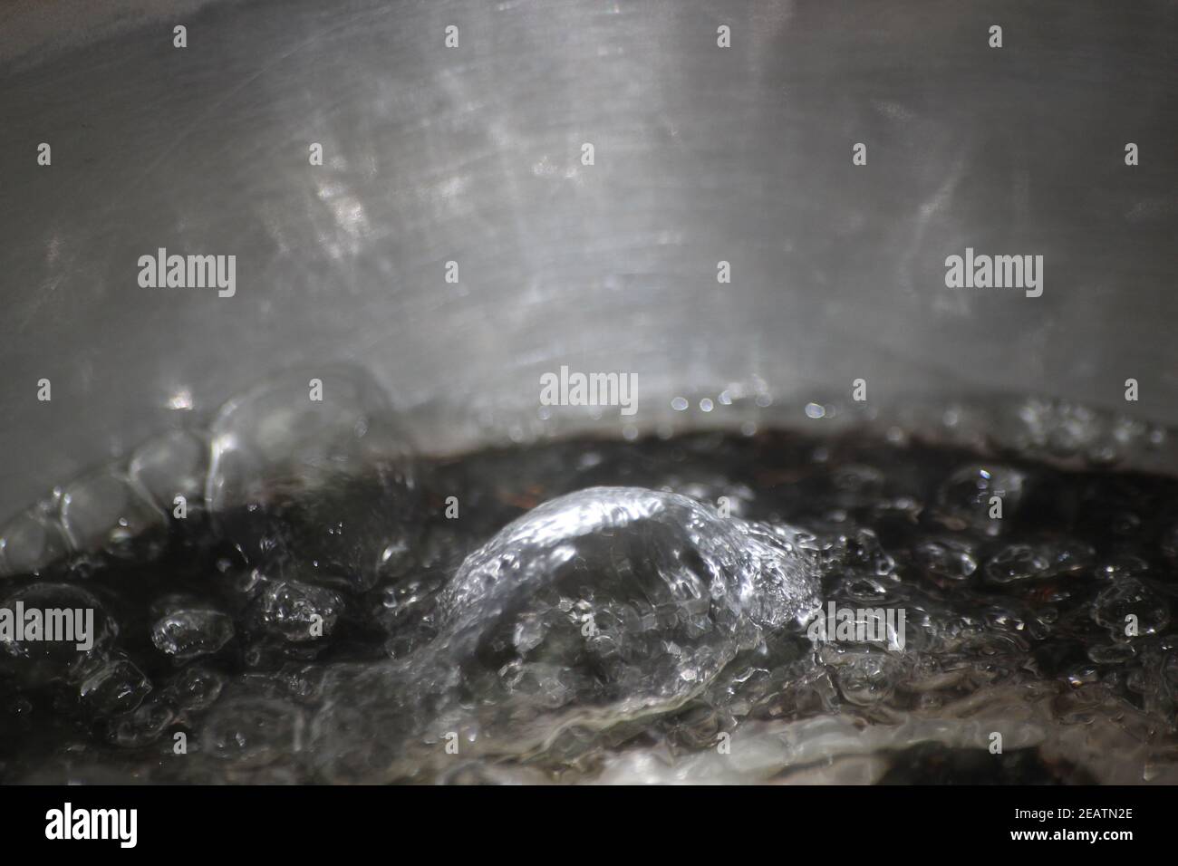 Nahaufnahme Makrofotografie mit selektivem Fokus auf kochendes Wasser Stockfoto
