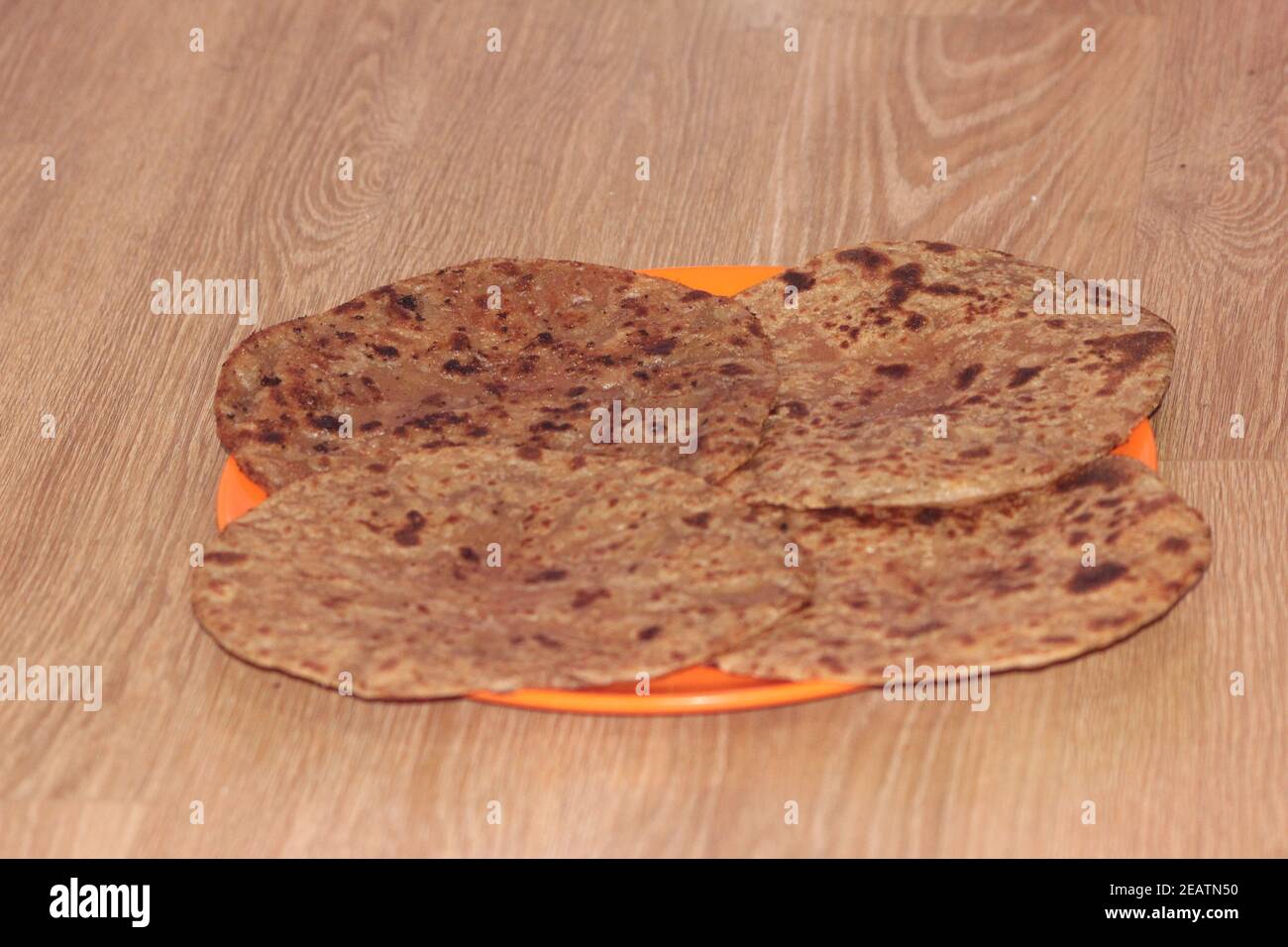 Traditionelle Paratha - Makro Nahaufnahme mit selektivem Fokus auf hausgemachte Fettiges Brot Stockfoto