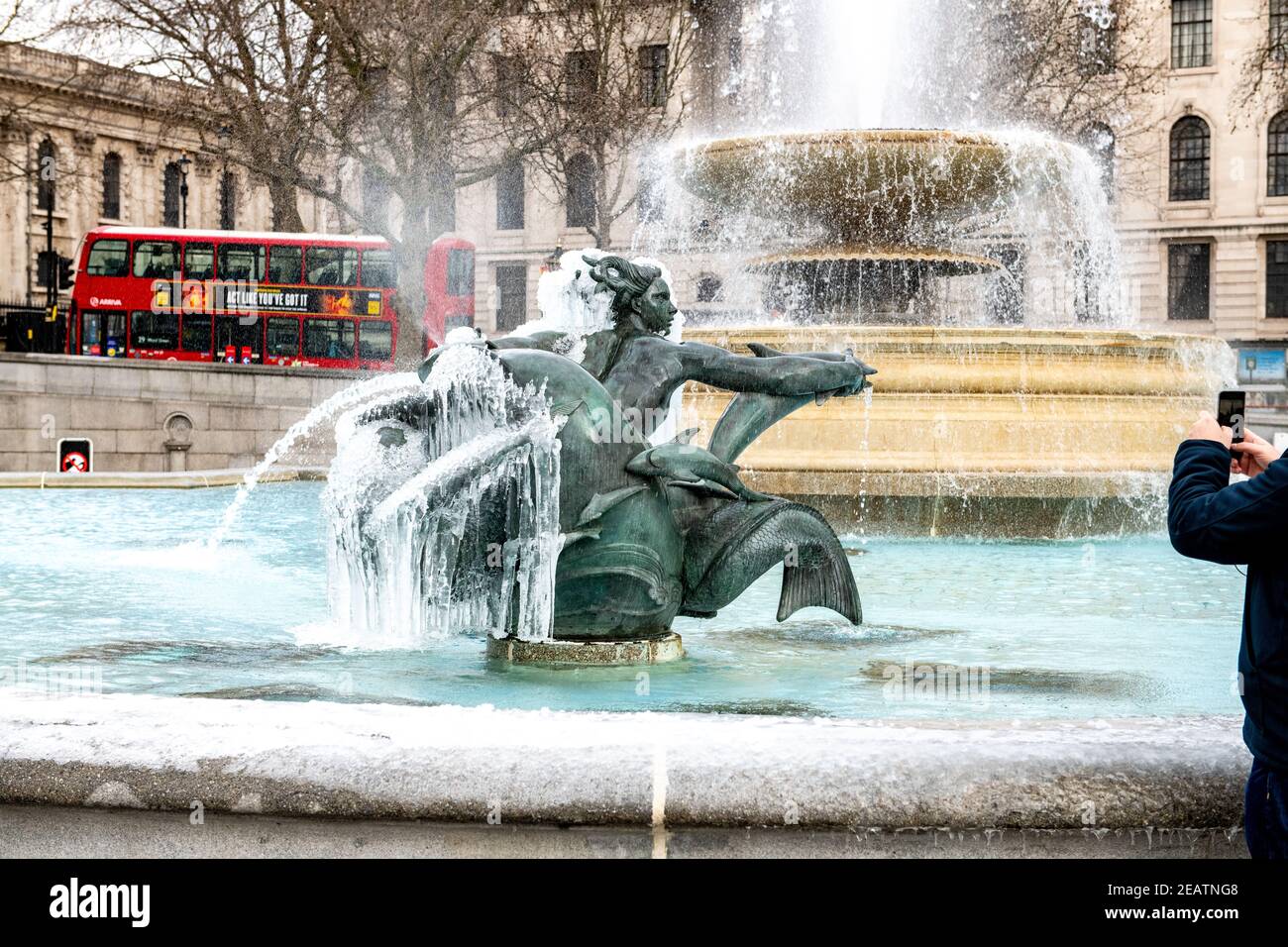 Gefrorene Brunnen auf Trafalgar Square, London, England, während extrem niedrigen Temperaturen von Storm Darcy, Februar 2021, auch das Biest aus dem Osten genannt. Stockfoto