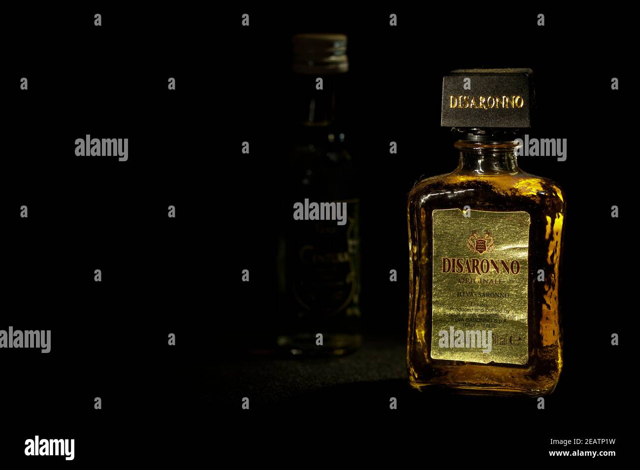 Eine Miniatur-Flasche Disaronno auf einem Tisch. Stockfoto
