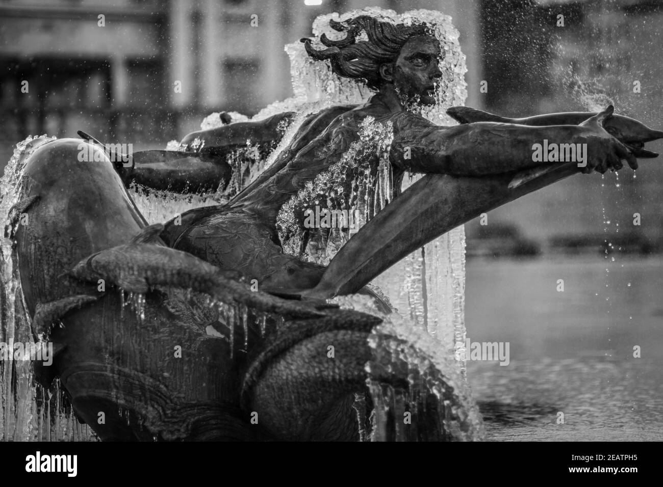 Monochromes Bild: Storm Darcy bringt 'The Beast from the East II' zum Trafalgar Square, London, und friert die Brunnen ein. Stockfoto