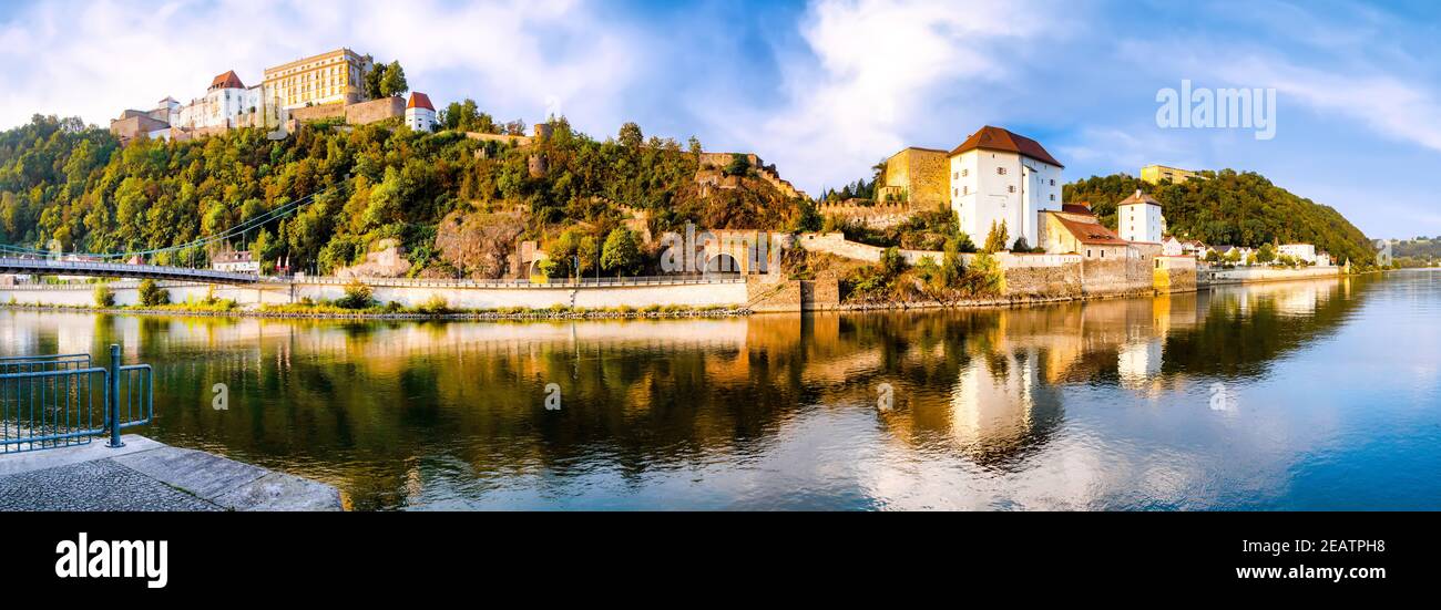 Gran Panorama des Inns Ufer und historische Altstadt von Passau an einem schönen Sommertag, Deutschland Stockfoto