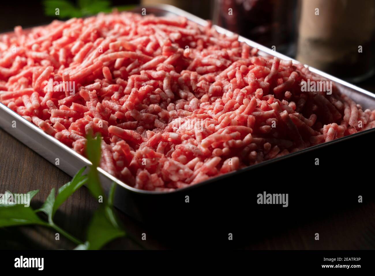Hackfleisch in einem Tablett auf einem hölzernen Hintergrund Stockfoto