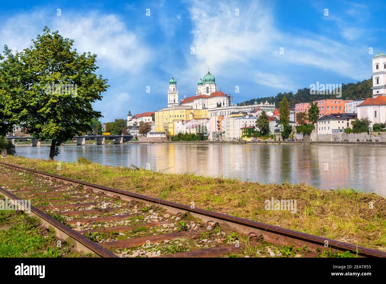 Dom und Bahngleise am Inn in Passau Stockfoto