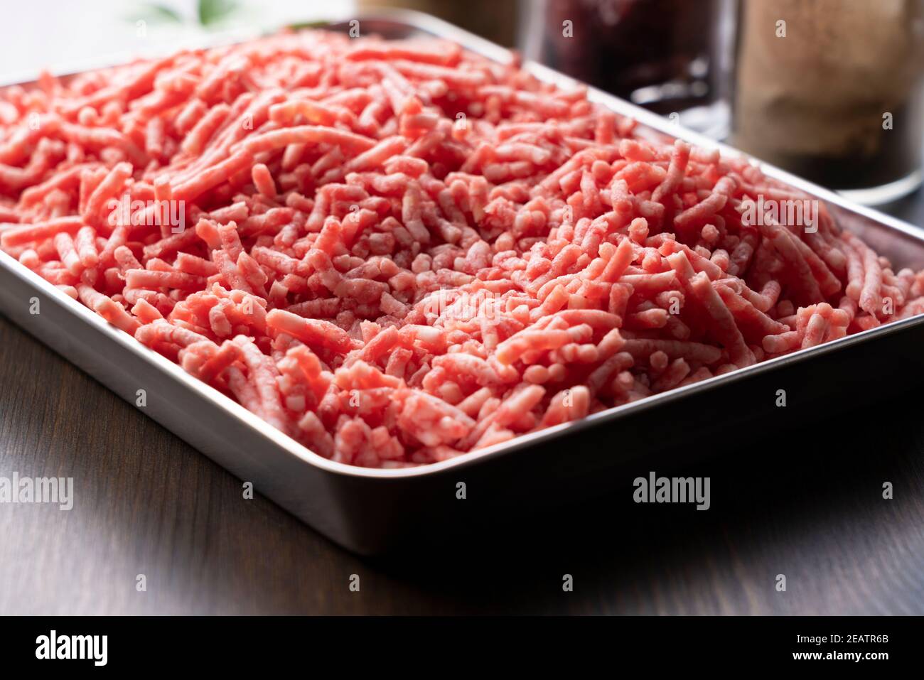 Hackfleisch in einem Tablett auf einem hölzernen Hintergrund Stockfoto