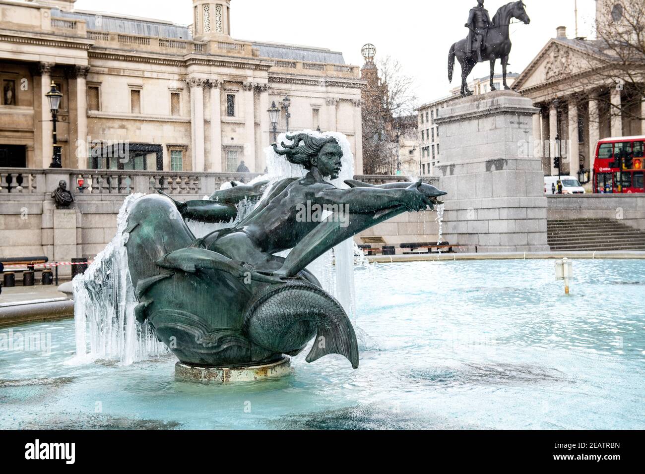 Gefrorene Brunnen auf Trafalgar Square, London, England, während extrem niedrigen Temperaturen von Storm Darcy, Februar 2021, auch das Biest aus dem Osten genannt. Stockfoto