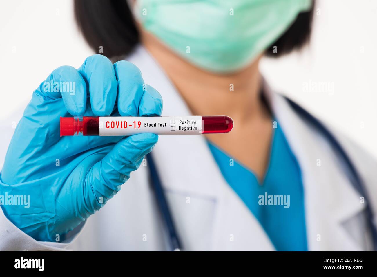 Arzt Wissenschaftler in weißer Uniform tragen eine Maske halten Test Tube Coronavirus Stockfoto