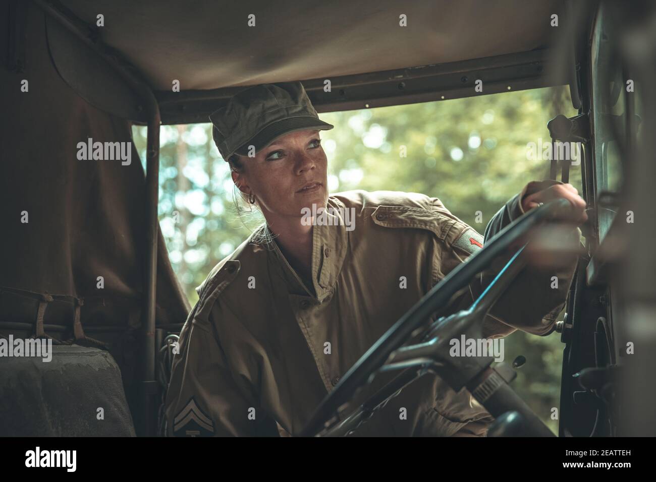 Frau in Militäruniform in einem Armeewagen Stockfoto