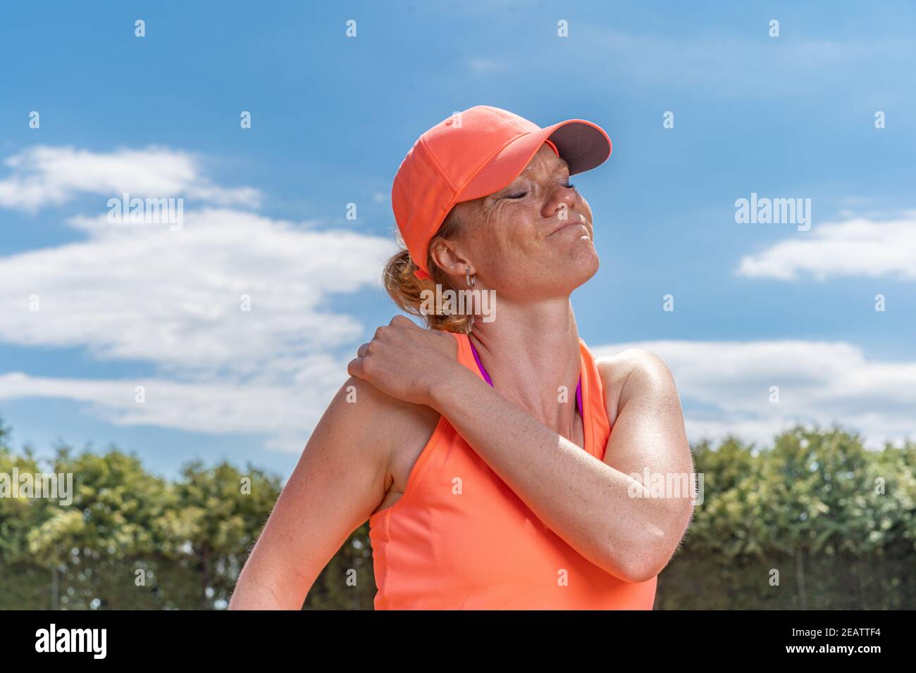 Verletzte Schulter eines Tennisspielers auf dem Platz Stockfoto