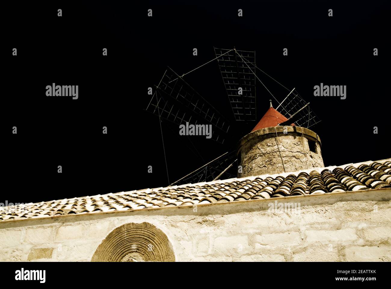 Alte Windmühle in den Salzpfannen in Marsala, Sizilien Stockfoto