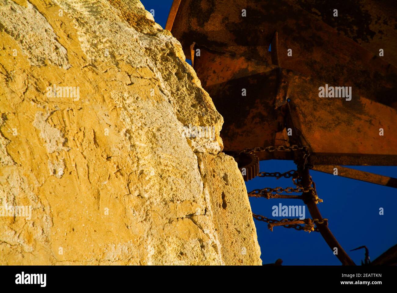 Alte Windmühle in den Salzpfannen in Marsala, Sizilien Stockfoto