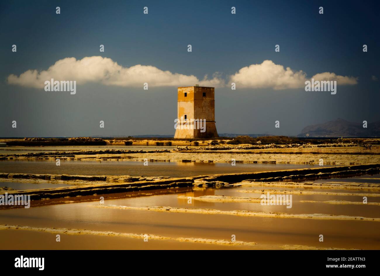 Der Turm in den Salzwiesen von Marsala, Sizilien Stockfoto