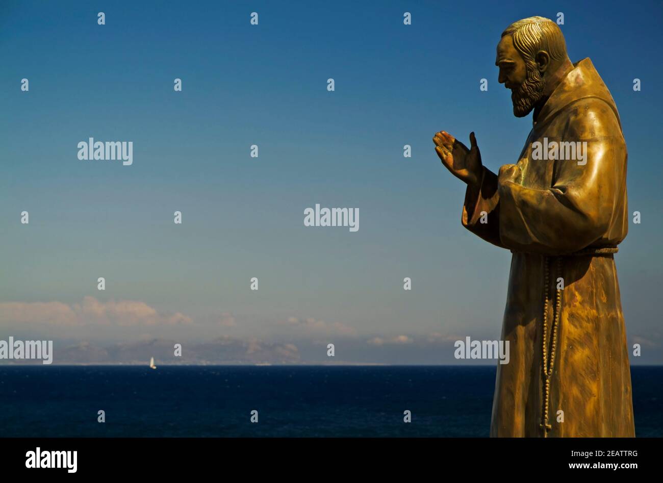 Die San Pio Statue vor dem Meer in Die Insel Marettimo Stockfoto