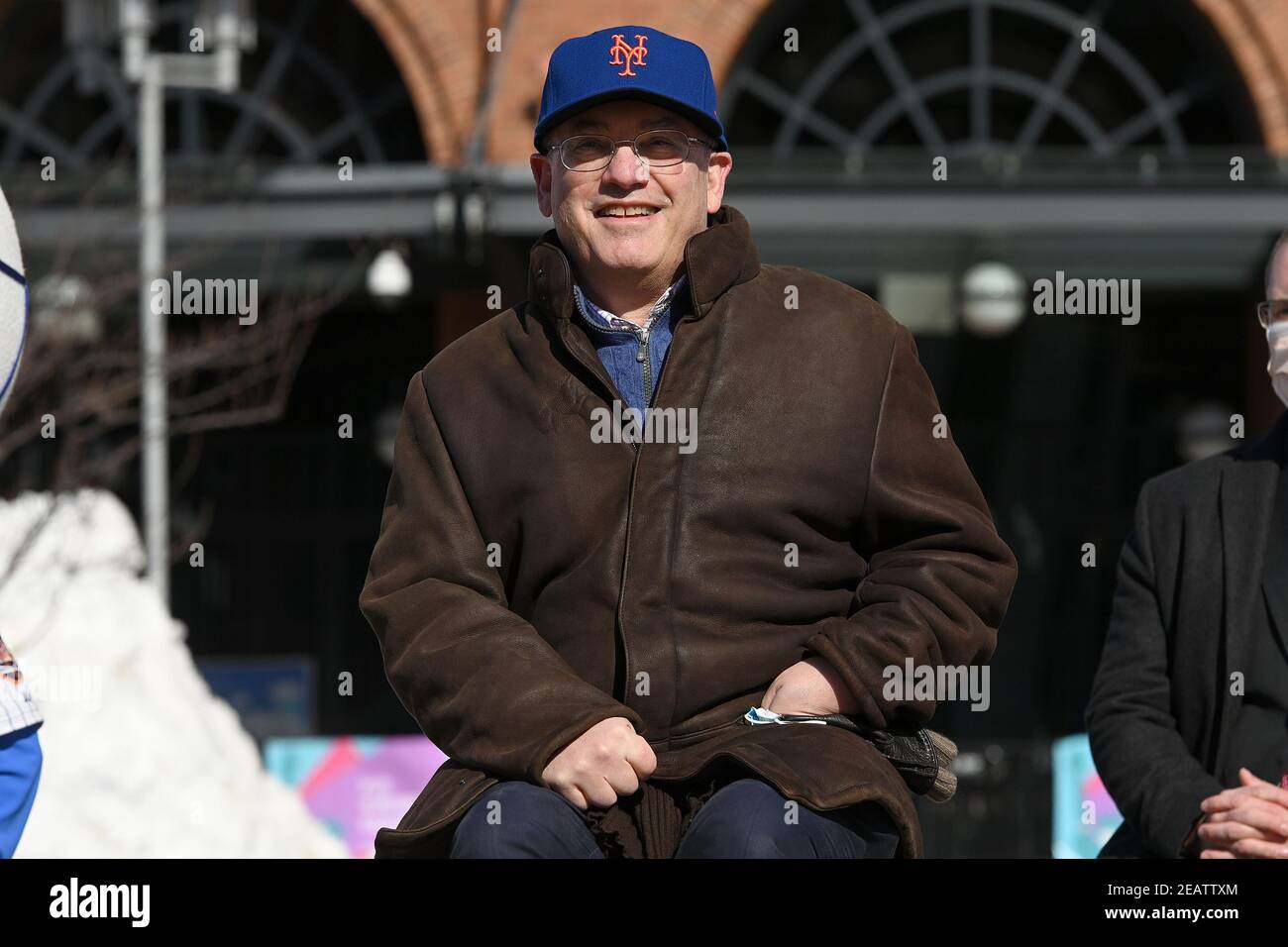 New York, USA. Februar 2021, 10th. Steve Cohen, Eigentümer des New Yorker Baseballteams Mets, nimmt an einer Pressekonferenz Teil, auf der die Eröffnung des Mets Citi Field als COVID-19-Impfstoffmegazentrum im Flushing Meadows-Corona Park, Queens, NY, 10. Februar 2021 angekündigt wird. (Foto von Anthony Behar/Sipa USA) Quelle: SIPA USA/Alamy Live News Stockfoto