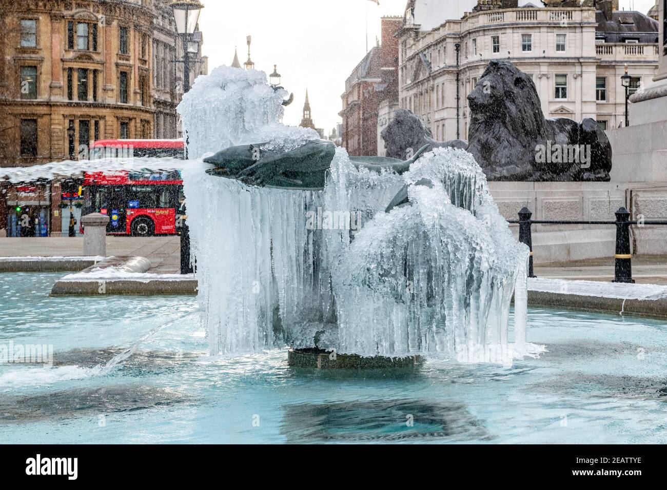 Gefrorene Brunnen auf Trafalgar Square, London, England, während extrem niedrigen Temperaturen von Storm Darcy, Februar 2021, auch das Biest aus dem Osten genannt. Stockfoto