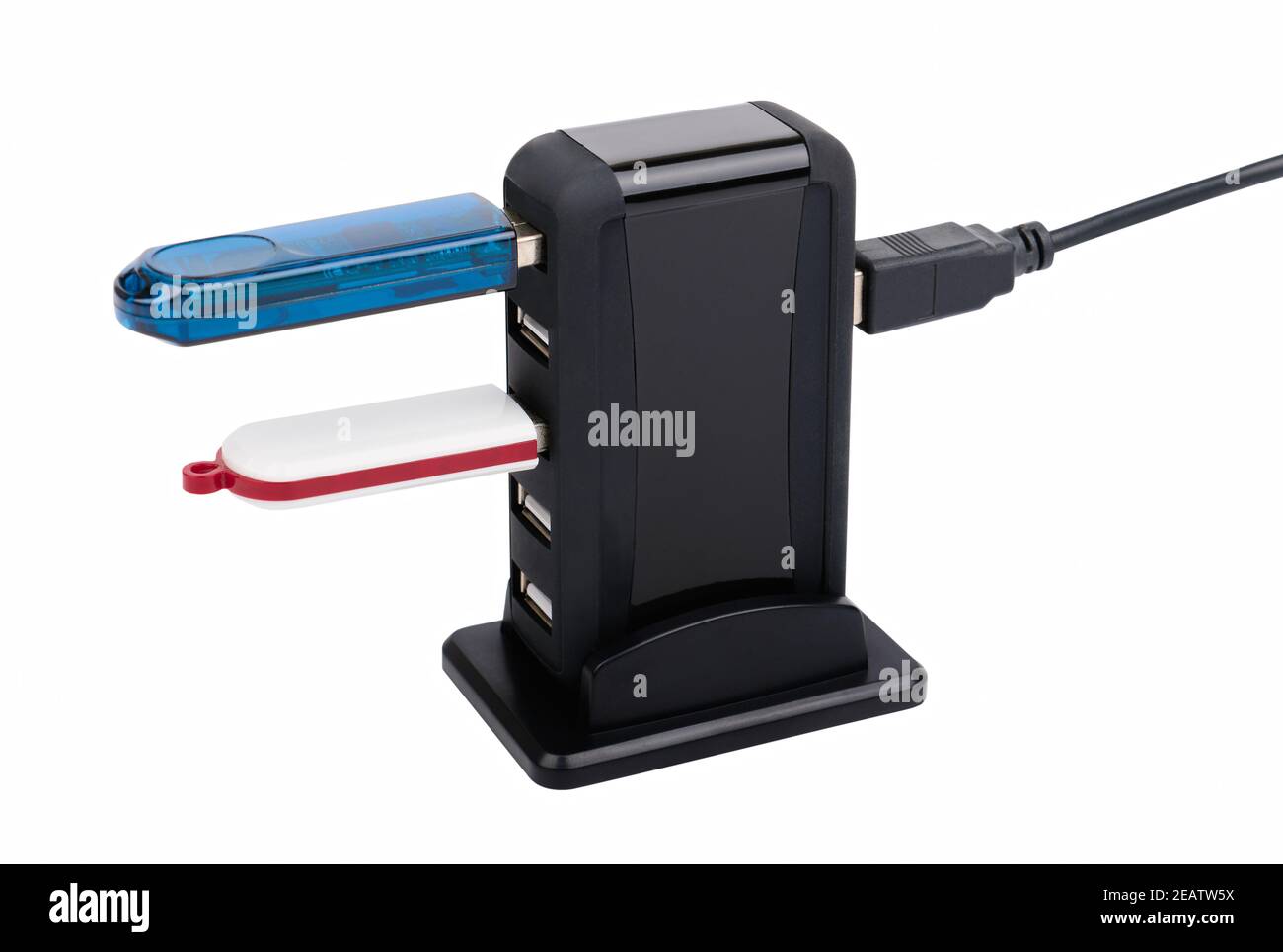 Schwarzer USB-HUB mit zwei Flash-Laufwerken isoliert auf weißem Hintergrund, geringe Schärfentiefe Stockfoto